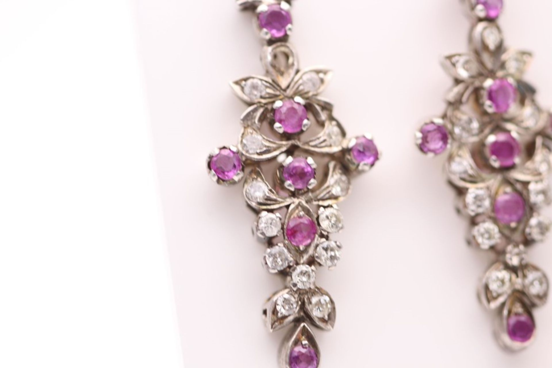 18CT WHITE GOLD LADIES DIAMOND AND RUBY ANTIQUE DROP EARRINGS - Image 3 of 4