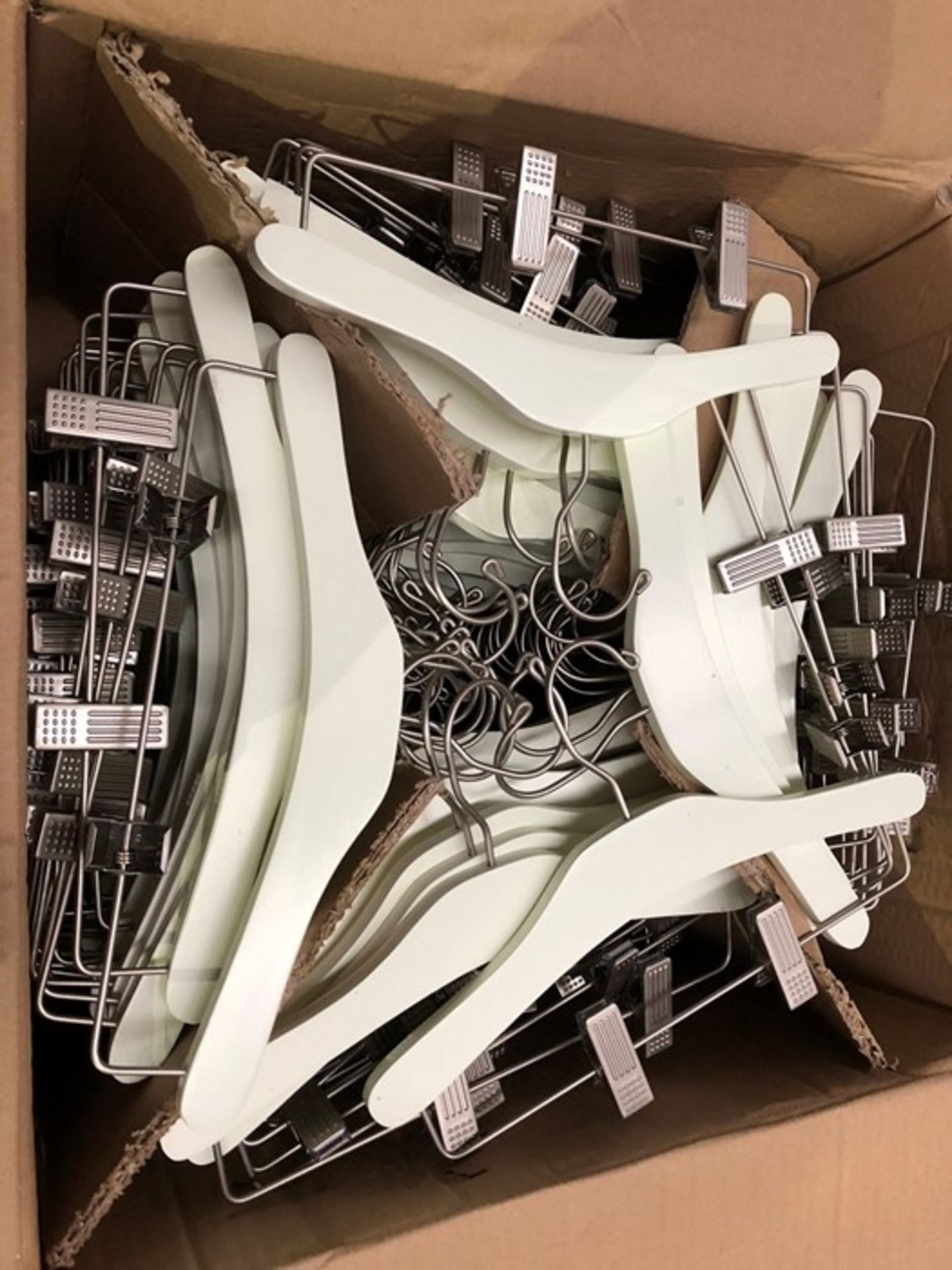 1 BOX FILLED WITH COAT HANGERS IN WHITE / PN - 877 (PUBLIC VIEWING AVAILABLE)