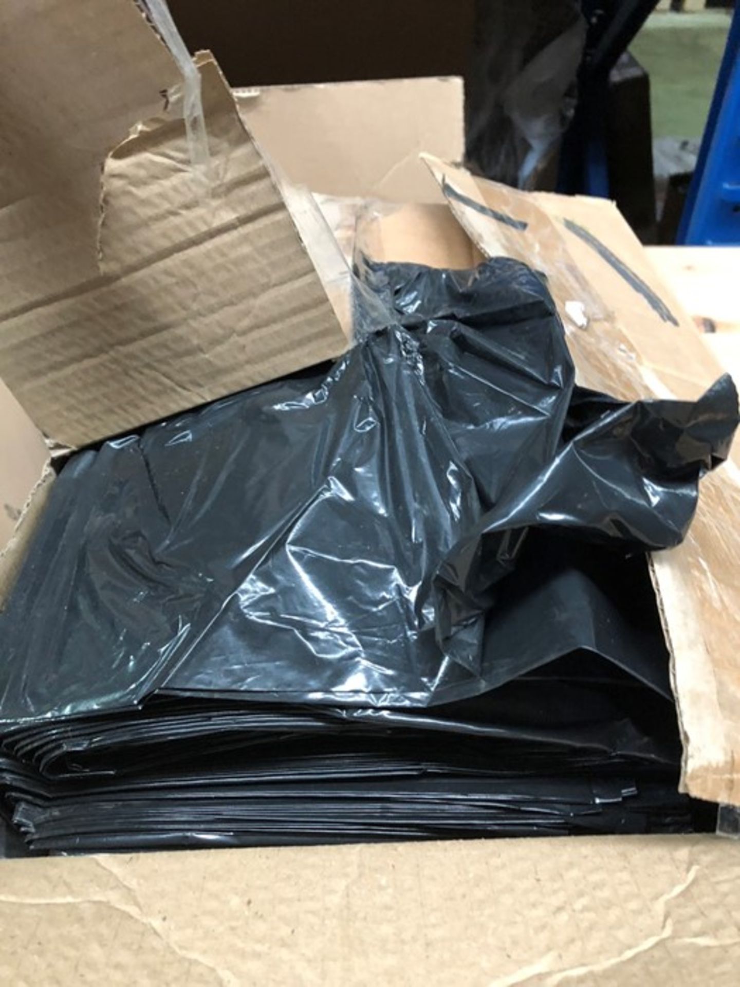 1 LOT TO CONTAIN A BOX OF BLACK BIN BAGS IN BLACK (PUBLIC VIEWING AVAILABLE)