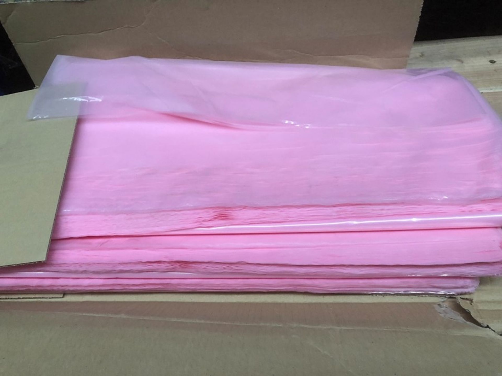 1 BOX TO CONTAIN APPROX 200 + PLASTIC BAGS IN PINK / PN - 880 (PUBLIC VIEWING AVAILABLE)