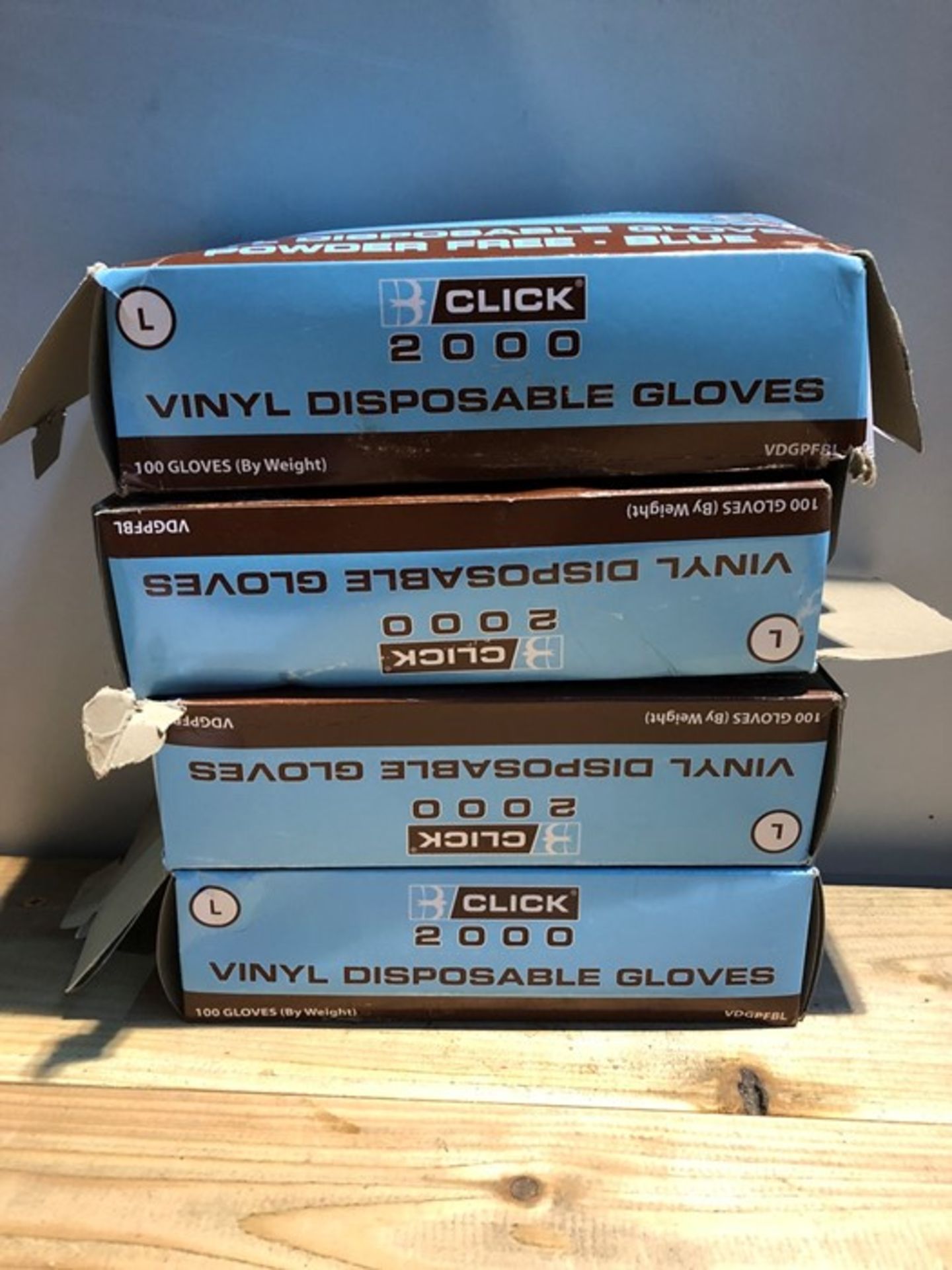 1 LOT TO CONTAIN 4 BOXES OF CLICK 2000 VINYL DISPOSABLE GLOVES POWDER FREE / SIZE: L (PUBLIC VIEWING