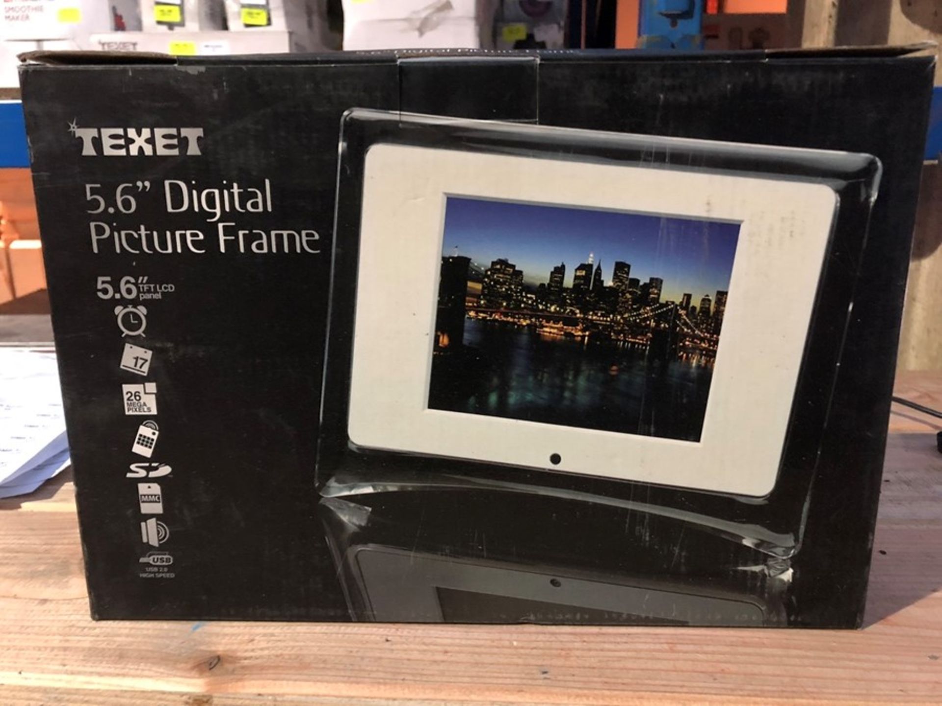 1 BOXED TEXET 5.6" DIGITAL PICTURE FRAME IN WHITE / RRP £29.99 (PUBLIC VIEWING AVAILABLE)