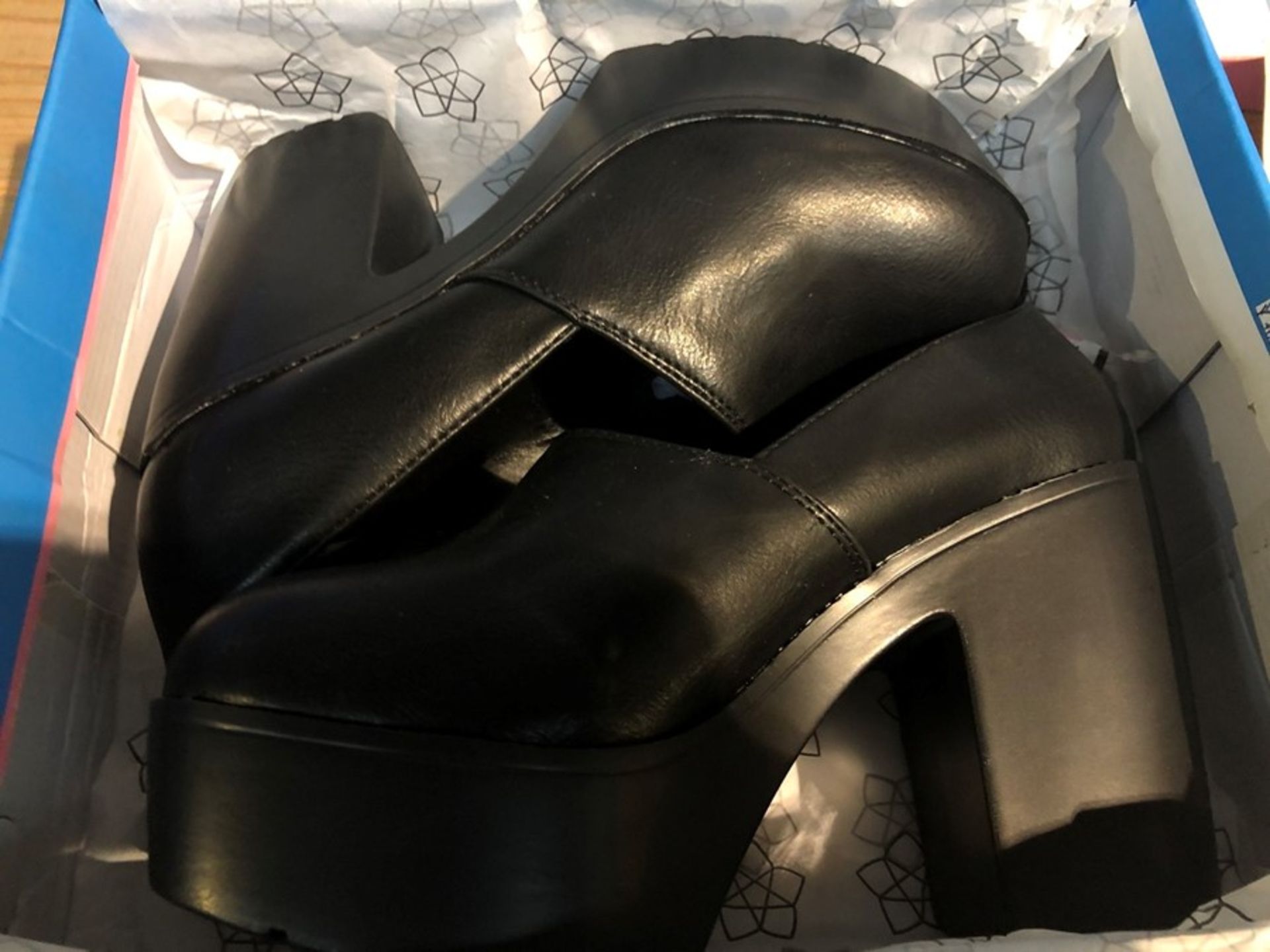 1 BOXED PAIR OF DAISY STREET BLACK CHUNKY SHOE / SIZE 6 UK / RRP £30.00 (PUBLIC VIEWING AVAILABLE)