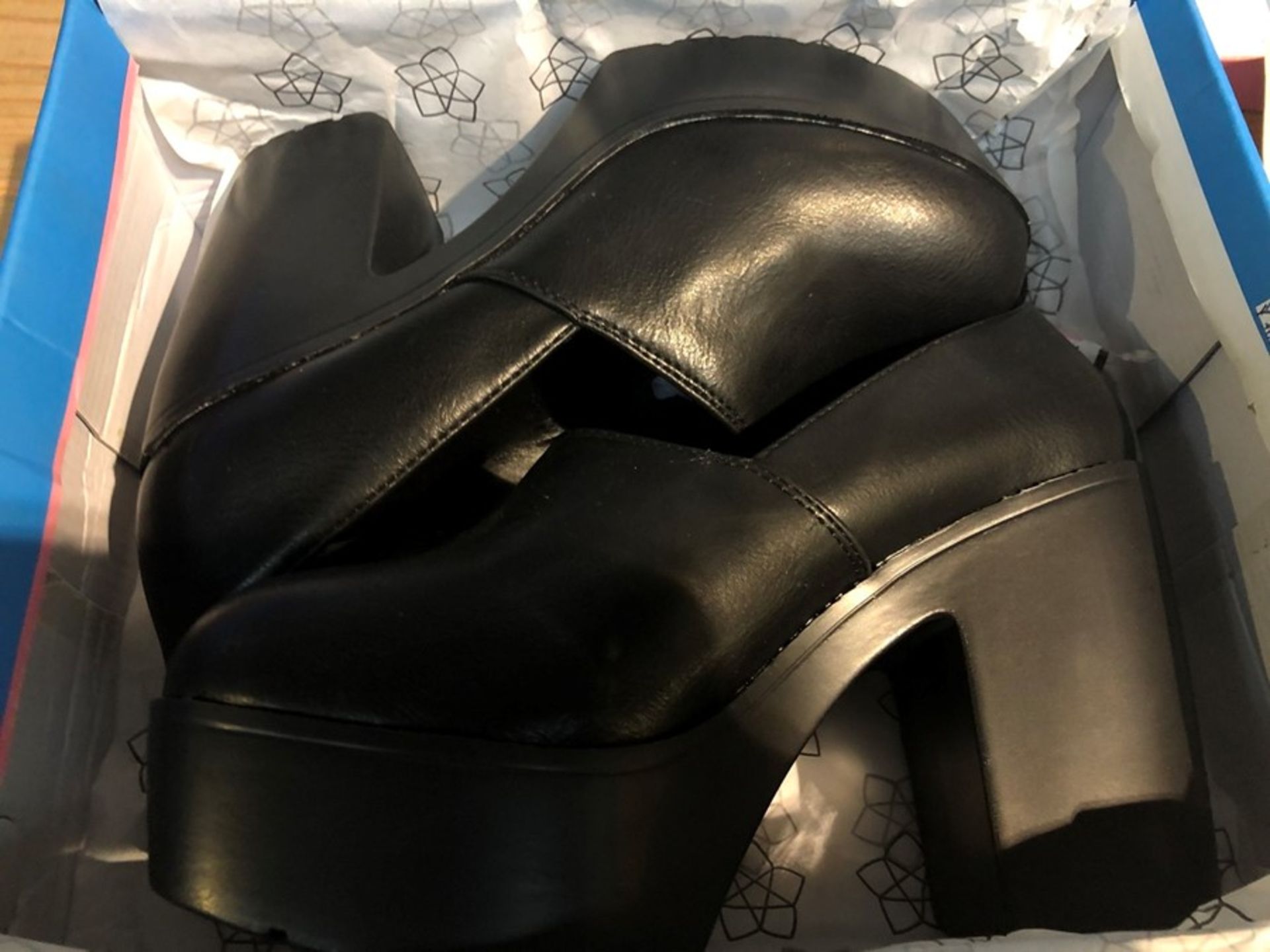 1 BOXED PAIR OF DAISY STREET BLACK CHUNKY SHOE / SIZE 5 UK / RRP £30.00 (PUBLIC VIEWING AVAILABLE)