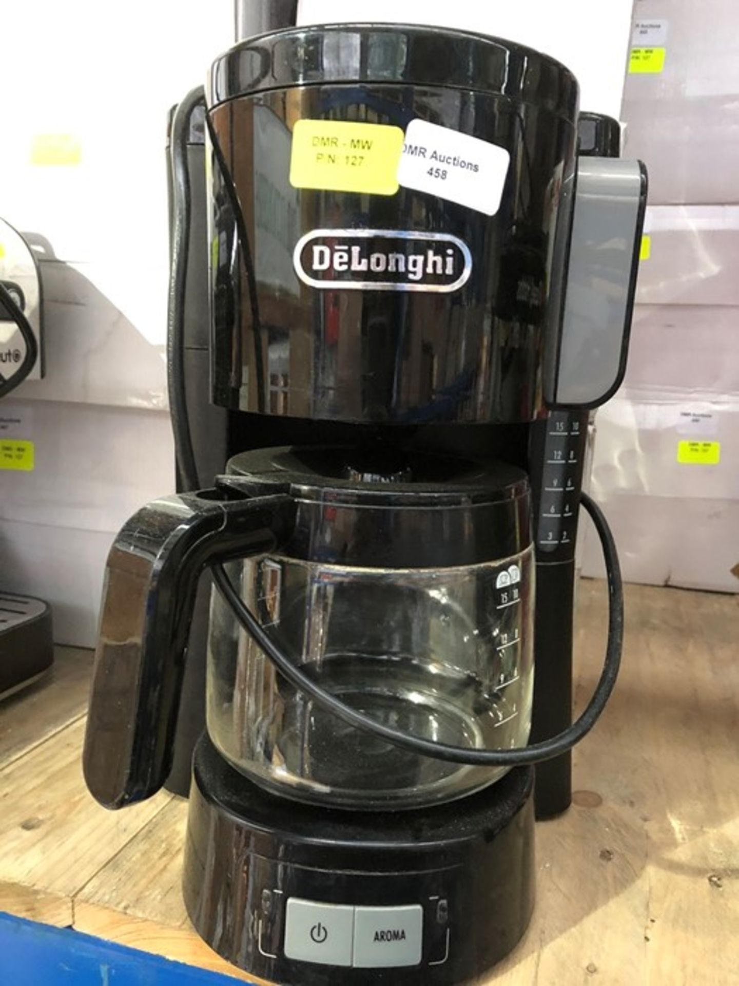 1 DELONGHI COFFEE MACHINE IN BLACK / RRP £99.99 (PUBLIC VIEWING AVAILABLE)