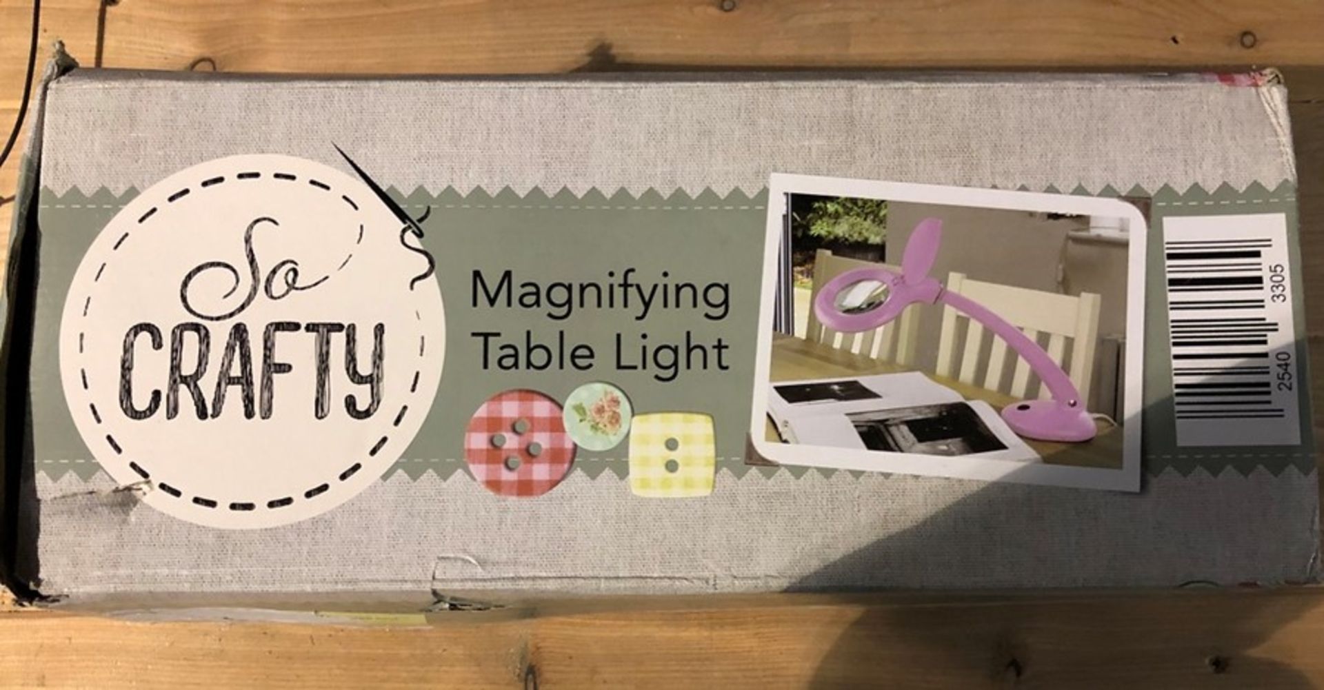 1 BOXED SO CRAFTY MAGNIFYING TABLE LIGHT IN PINK / RRP £37.76 (PUBLIC VIEWING AVAILABLE)