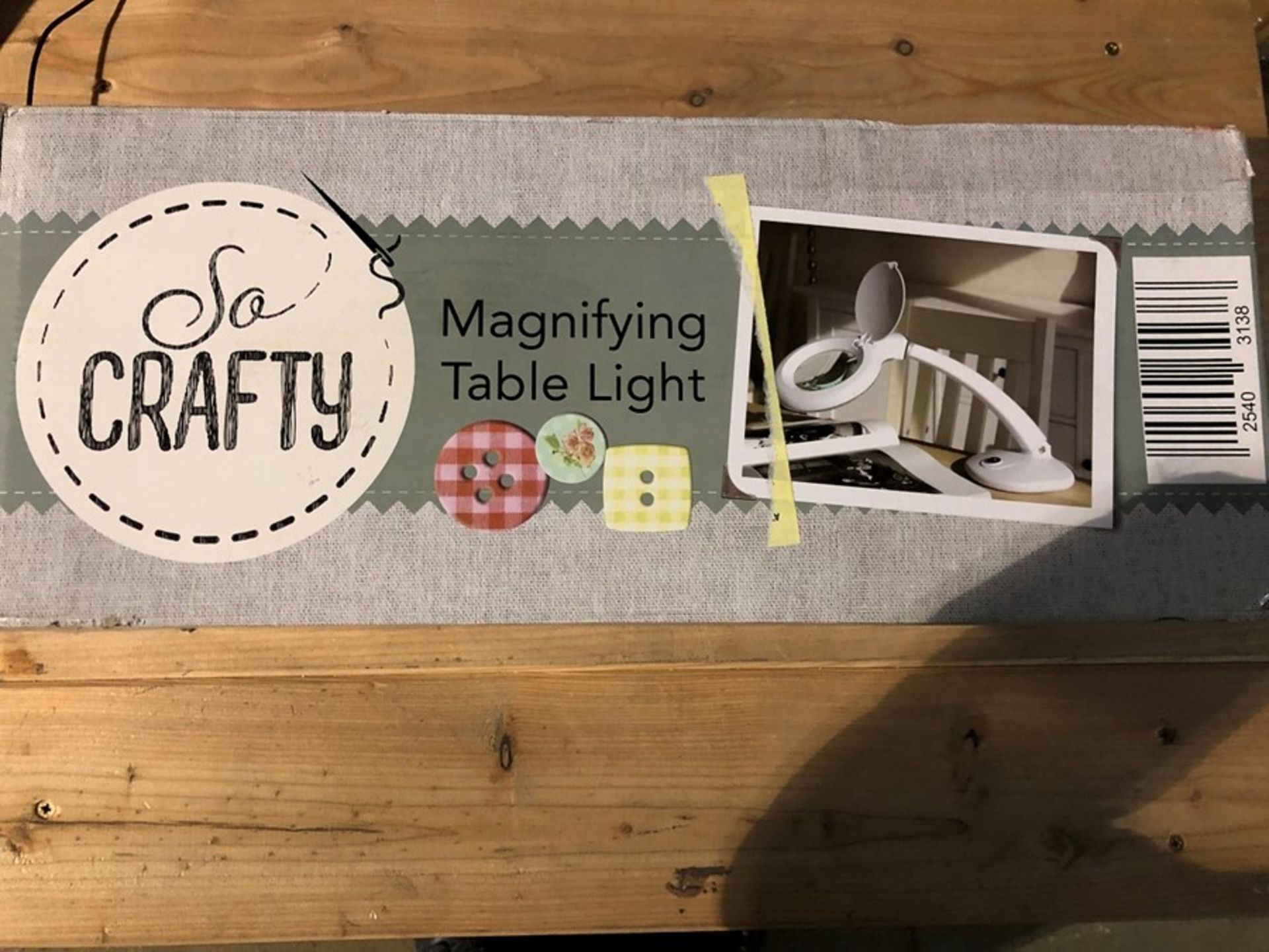 1 BOXED SO CRAFTY MAGNIFYING TABLE LIGHT IN WHITE / RRP £37.76 (PUBLIC VIEWING AVAILABLE)