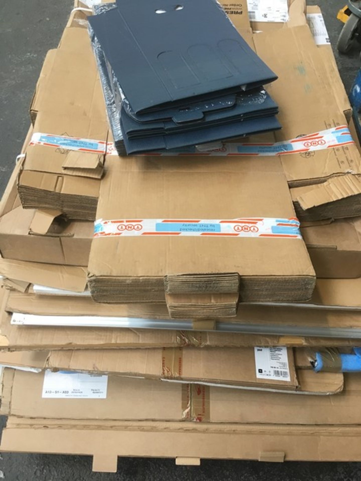 1 LOT TO CONTAIN ASSORTED NOTICE BOARDS, WHITE BOARDS, FLIP EASLES AND CARDBOARD BOXES / SIZE,