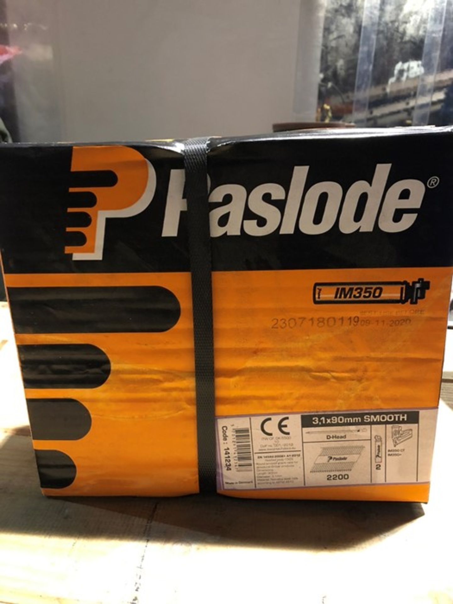1 BOX OF PASLODE IM350 SMOOTH D-HEAD NAILS WITH 2 FUEL CELLS - APPROX 2200 NAILS PER BOX / SIZE: 3.1
