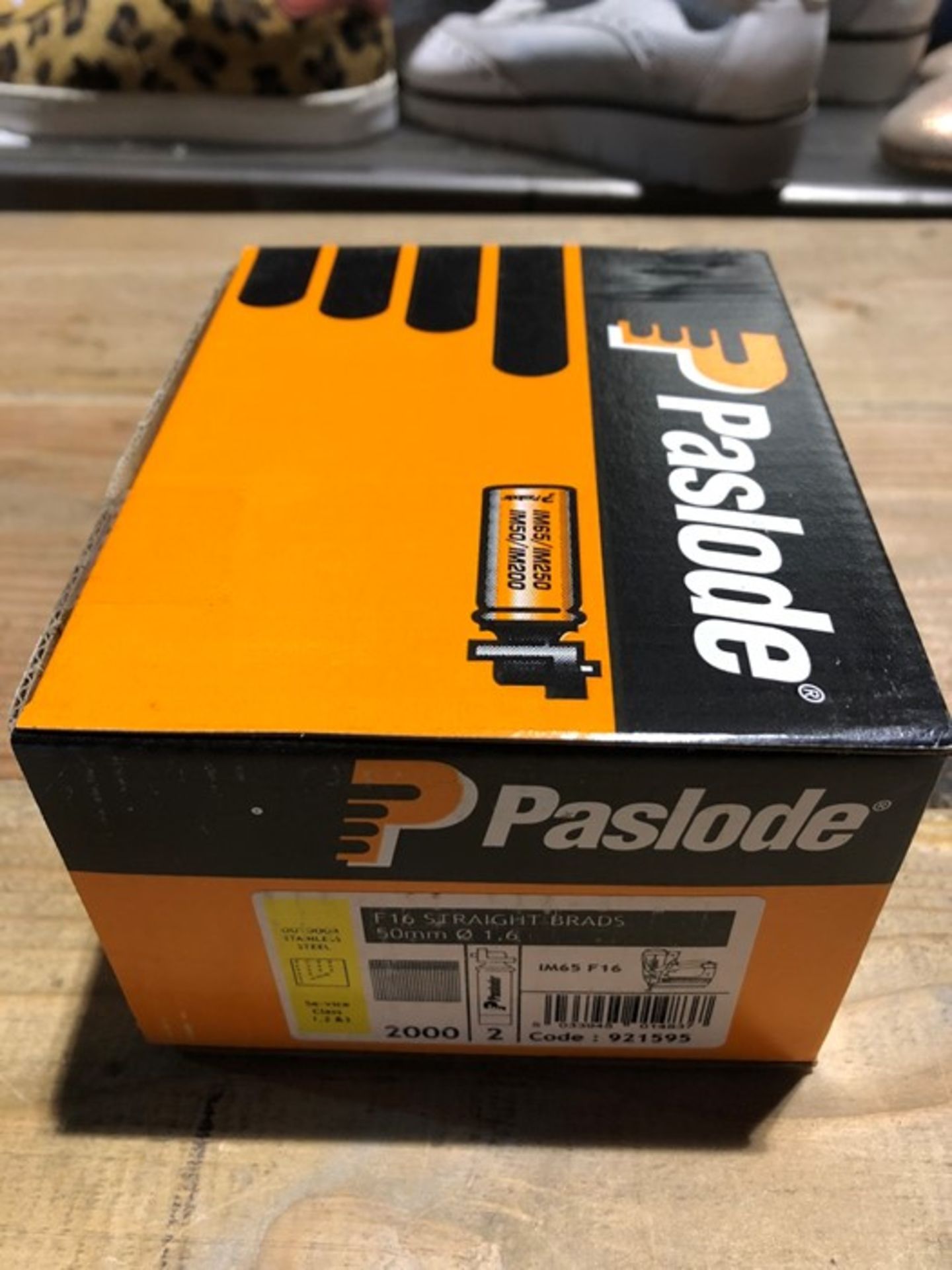 1 BOX OF PASLODE F16 STRAIGHT BRAD STAINLESS STEEL NAILS WITH 2 FUEL CELLS - APPROX 2000 PER BOX /