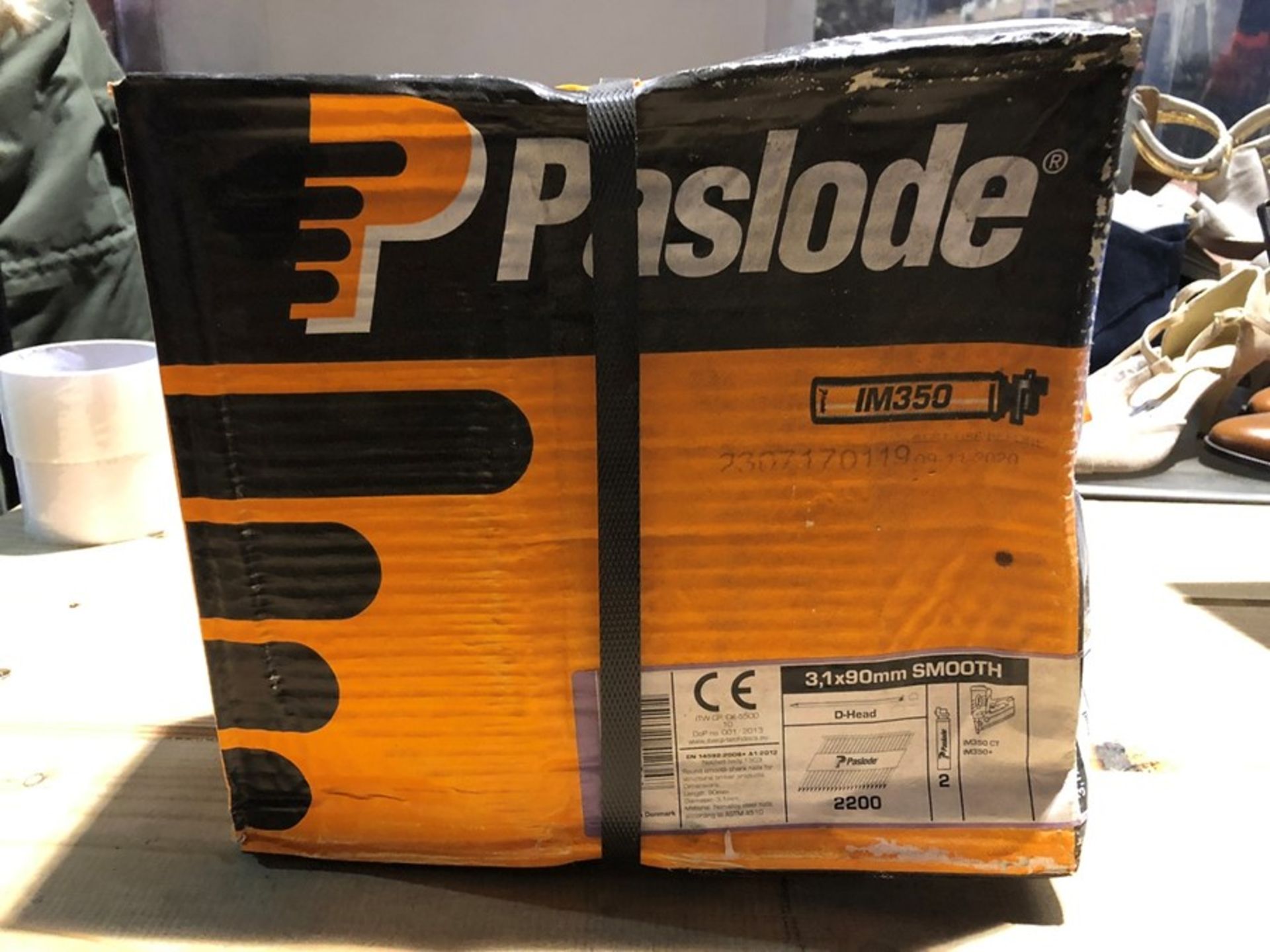 1 BOX OF PASLODE IM350 SMOOTH D-HEAD NAILS WITH 2 FUEL CELLS - APPROX 2200 NAILS PER BOX / SIZE: 3.1