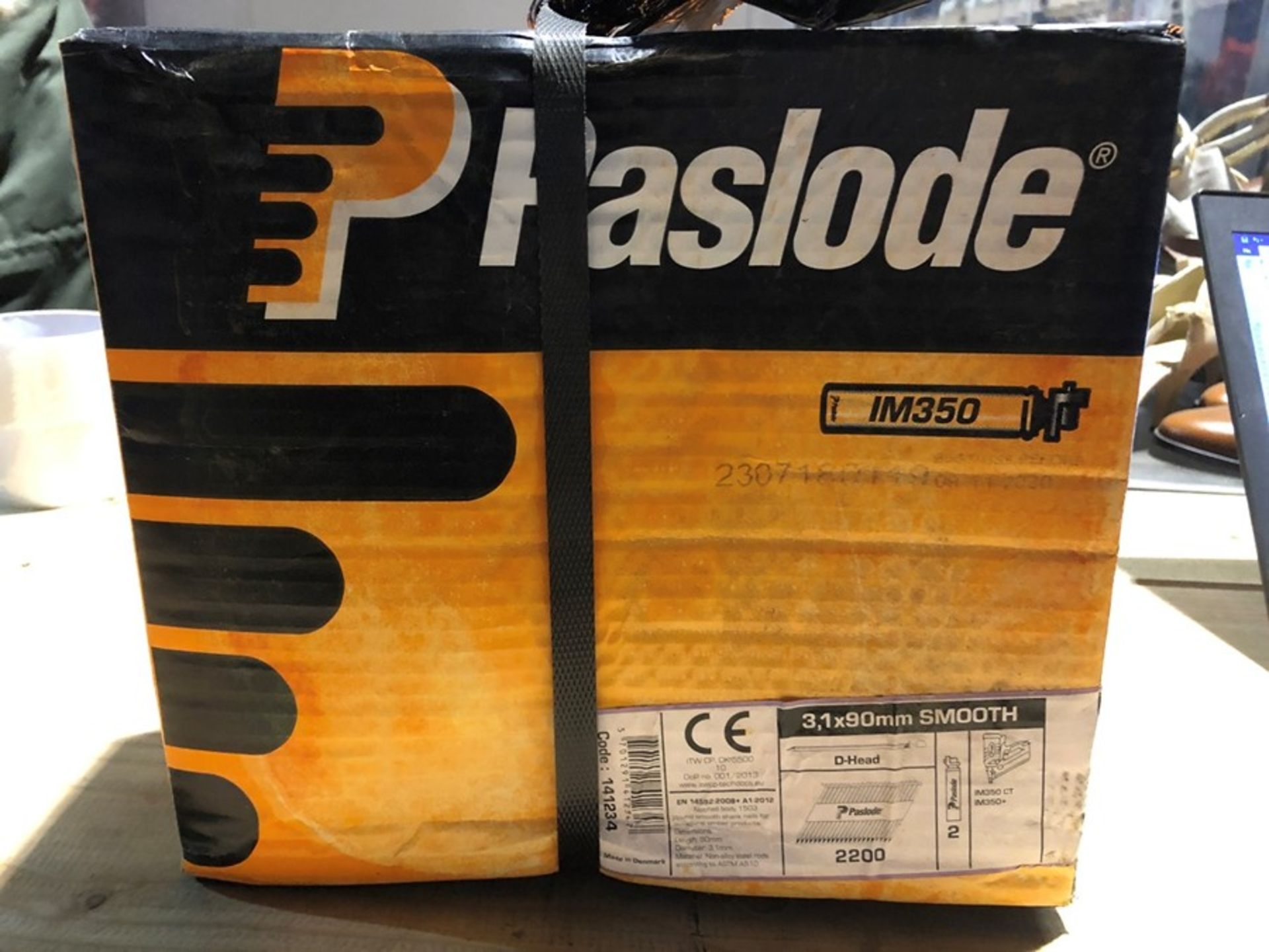 1 BOX OF PASLODE IM350 SMOOTH D-HEAD NAILS WITH 2 FUEL CELLS - APPROX 2200 NAILS PER BOX / SIZE: 3.1