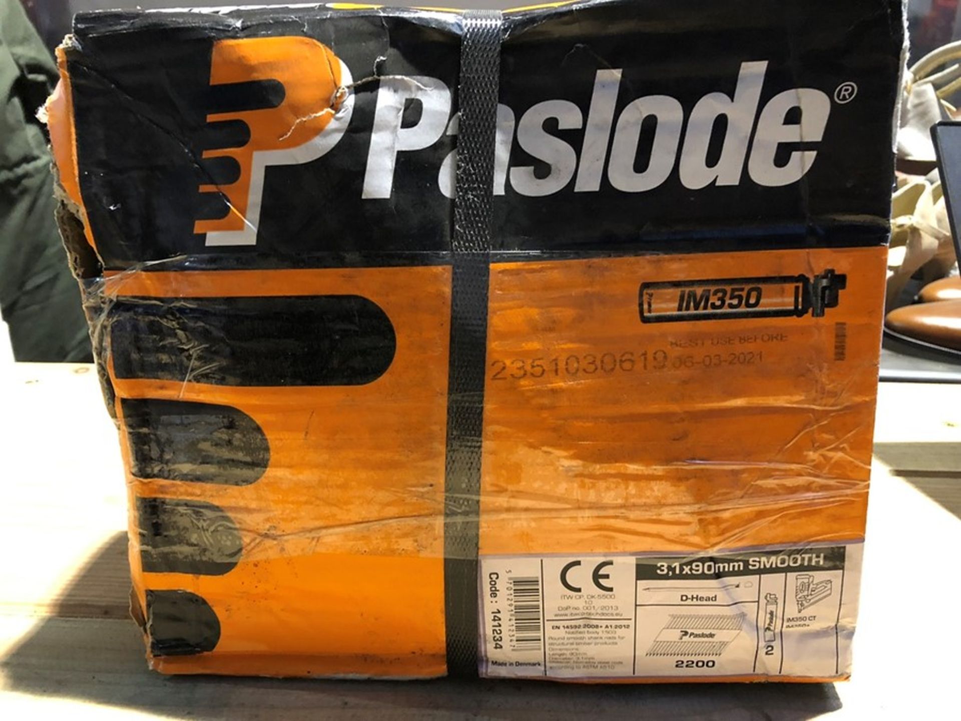 1 BOX OF PASLODE IM350 SMOOTH D-HEAD NAILS WITH TWO FUEL CELLS - APPROX 2200 NAILS PER BOX / SIZE: