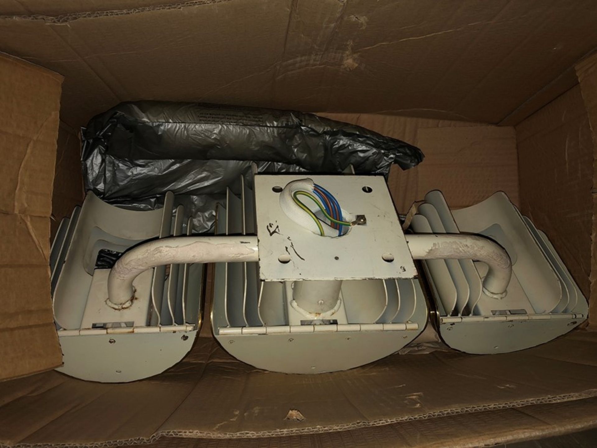 1 LARGE SET OF OUTDOOR LIGHTS (PUBLIC VIEWING AVAILABLE)