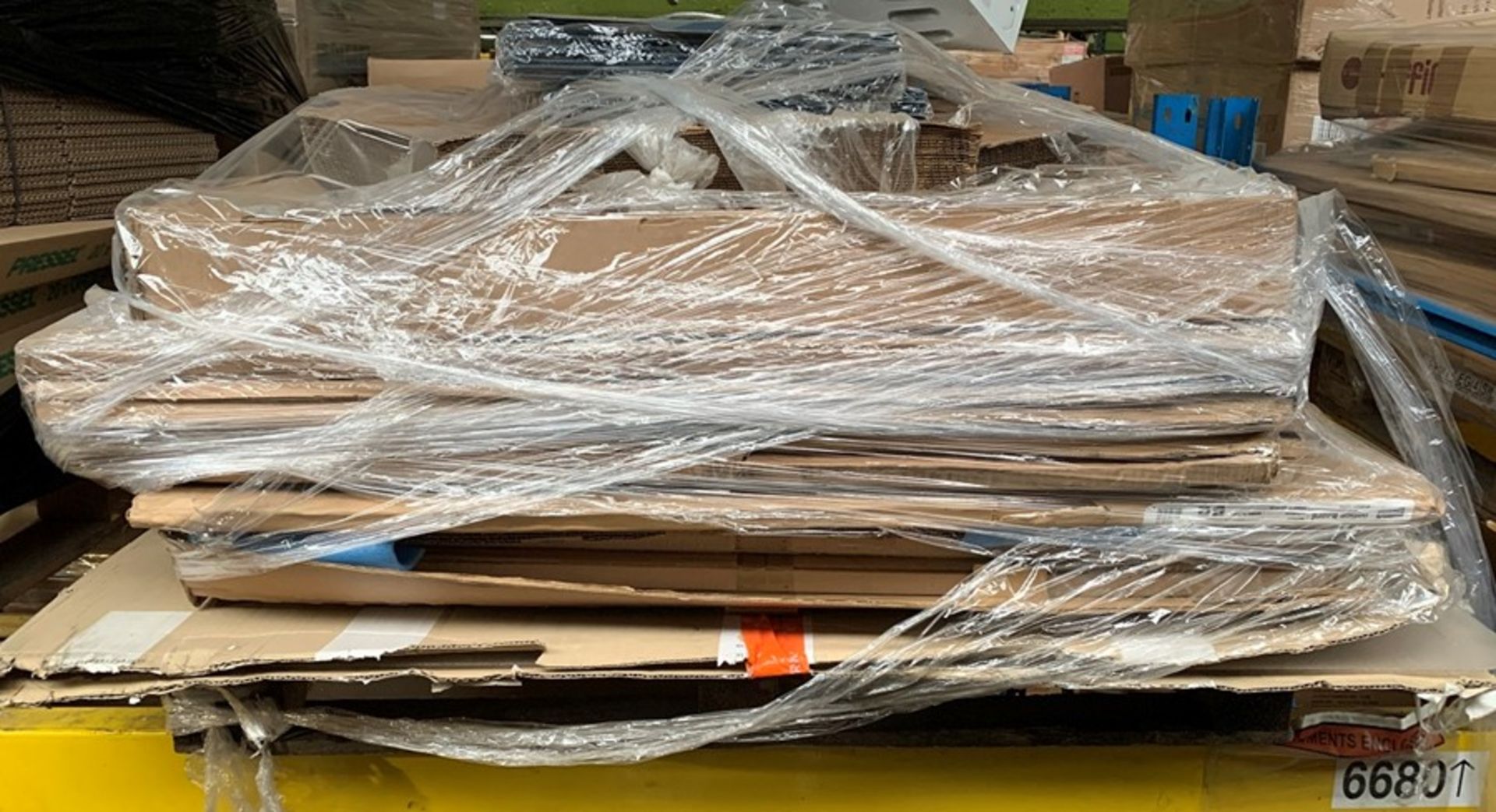 1 LOT TO CONTAIN ASSORTED NOTICE BOARDS, WHITE BOARDS, FLIP EASLES AND CARDBOARD BOXES / SIZE,