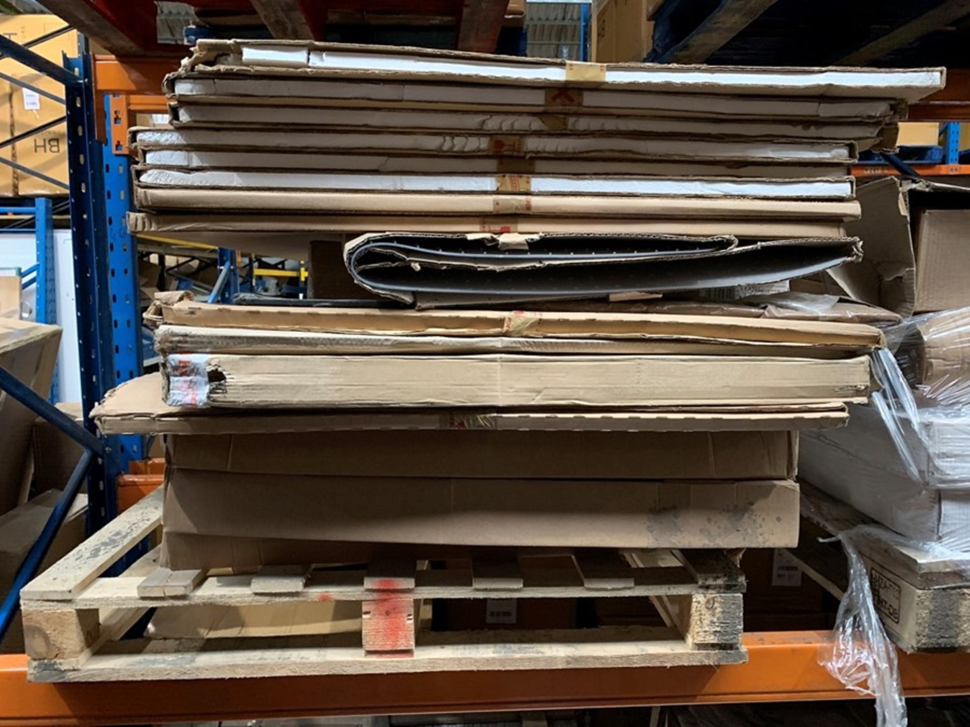 1 LOT TO CONTAIN NOTICE ASSORTED OFFICE BOARDS / INCLUDING NOTICE BOARDS AND FLIPCHART EASELS /