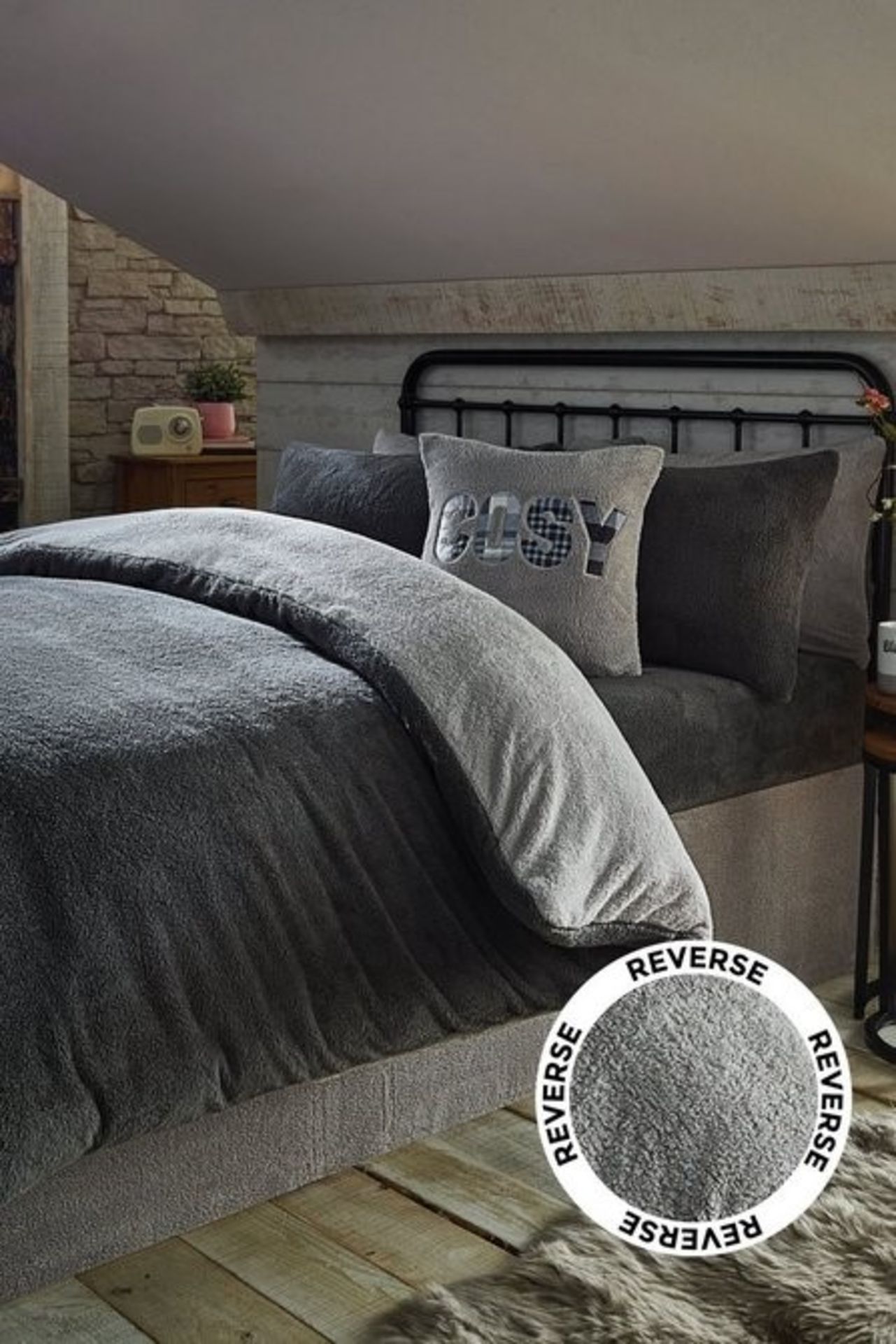 1 AS NEW BAGGED REVERSIBLE COSY TEDDY DUVET SET IN CHARCOAL AND SILVER / SIZE: DOUBLE / RRP £49.