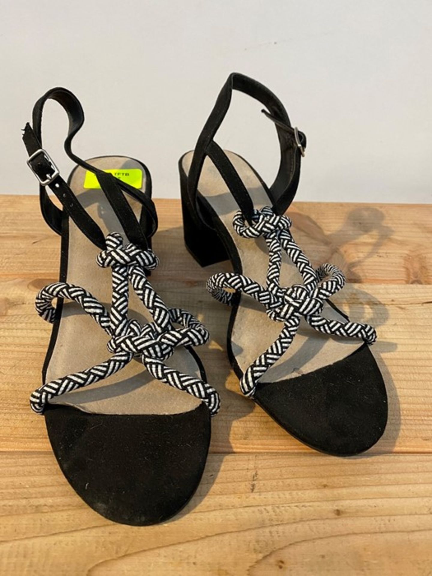 1 PAIR OF WOMEN'S LA REDOUTE HEELED SANDALS IN BLACK / SIZE: 5.5 TO 6 (PUBLIC VIEWING AVAILABLE)