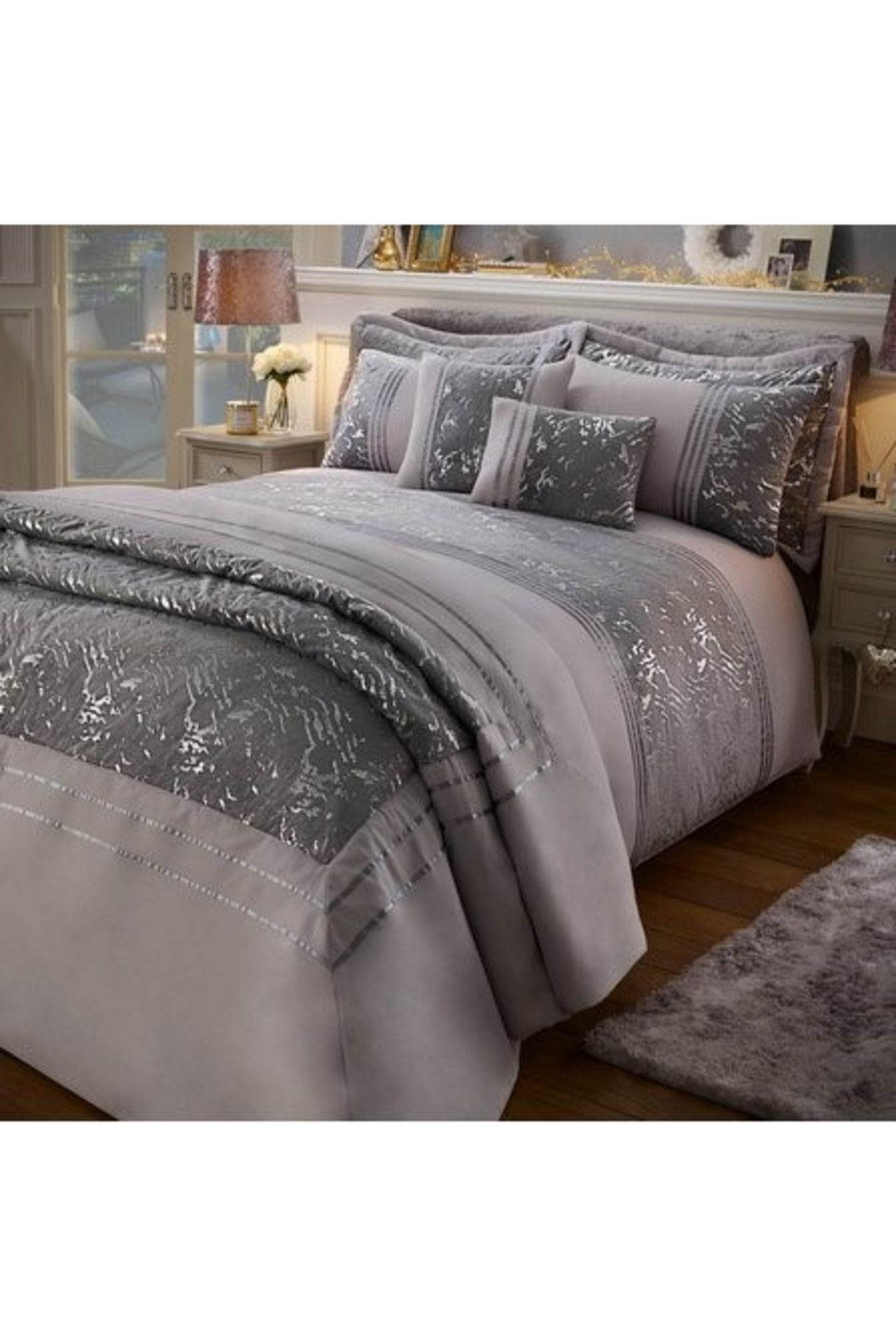 1 AS NEW BAGGED BOULEVARD LUXURY VELVET FULL BEDROOM ENSEMBLE IN SILVER GREY / SIZE: DOUBLE / RRP £