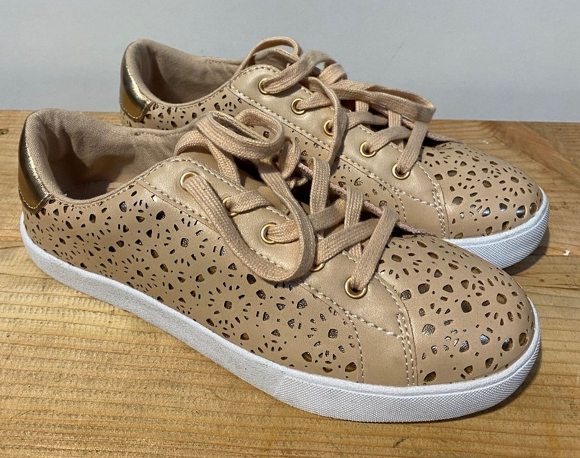 1 PAIR OF WOMEN'S LA REDOUTE FLORAL PERFORATED METALLIC HEEL TRAINERS IN NUDE / SIZE: 5 3/4 / RRP £