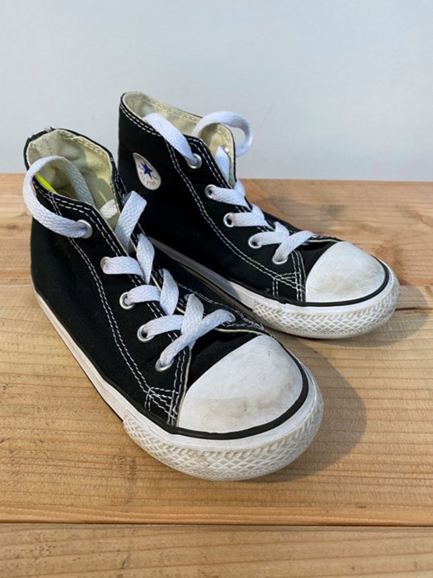 1 PAIR OF KID'S CONVERSE CHUCK TAYLOR ALL STAR CORE CANVAS HI TRAINERS IN BLACK / SIZE: 10 / RRP £