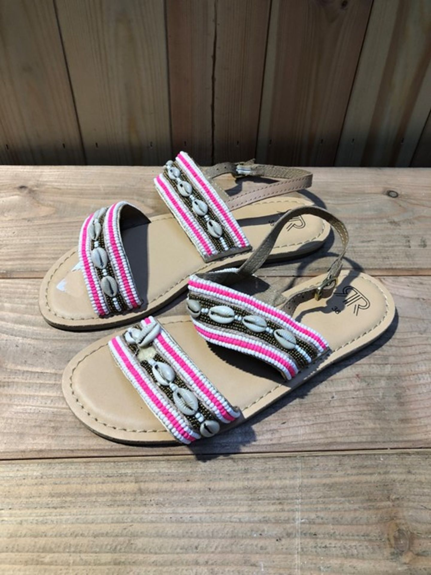 1 PAIR OF SANDALS IN PINK,WHITE AND GOLD / SIZE 38 (PUBLIC VIEWING AVAILABLE)