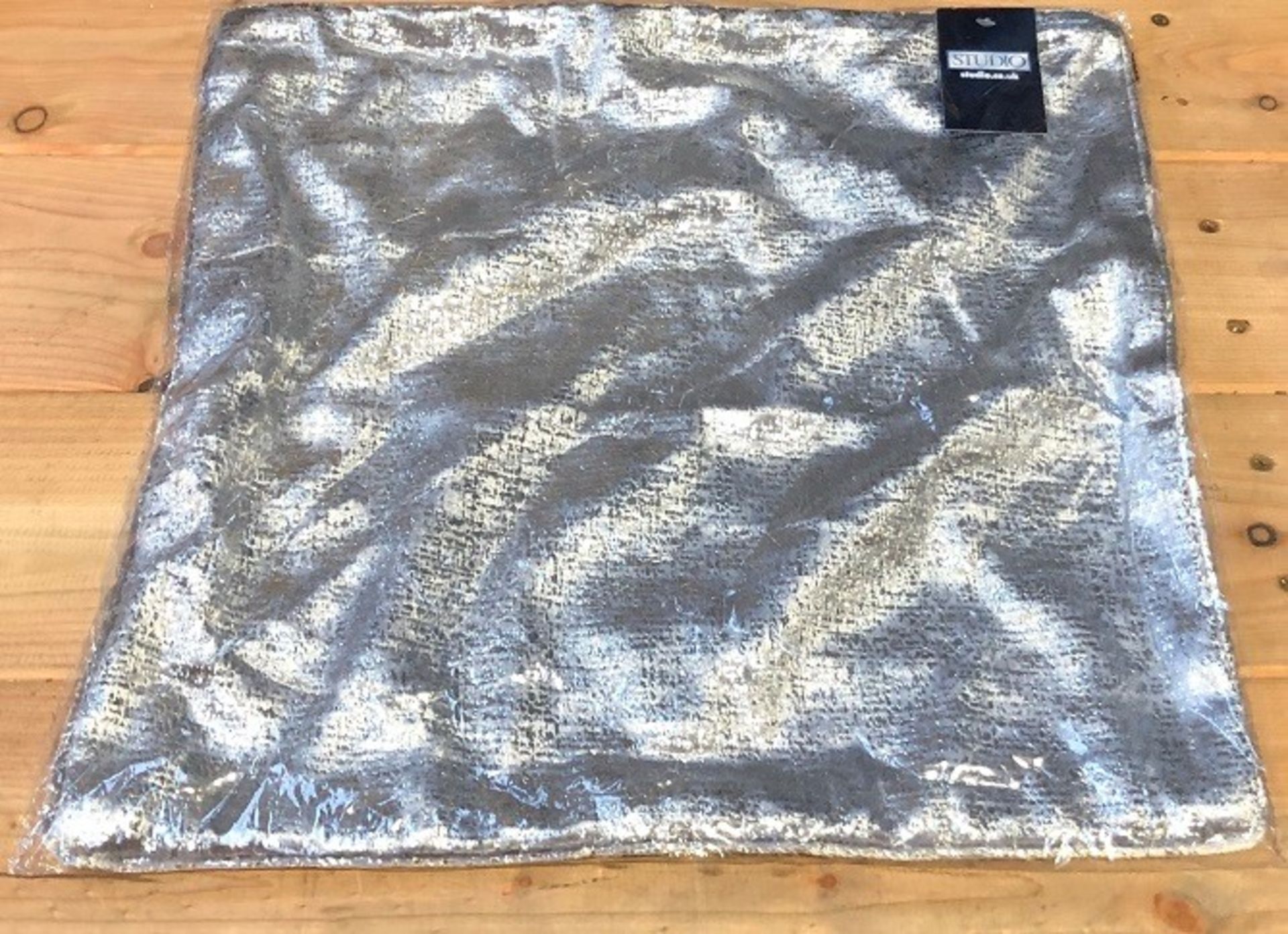1 BAGGED VENUS METALLIC VELVET CUSHION COVER (PUBLIC VIEWING AVAILABLE)