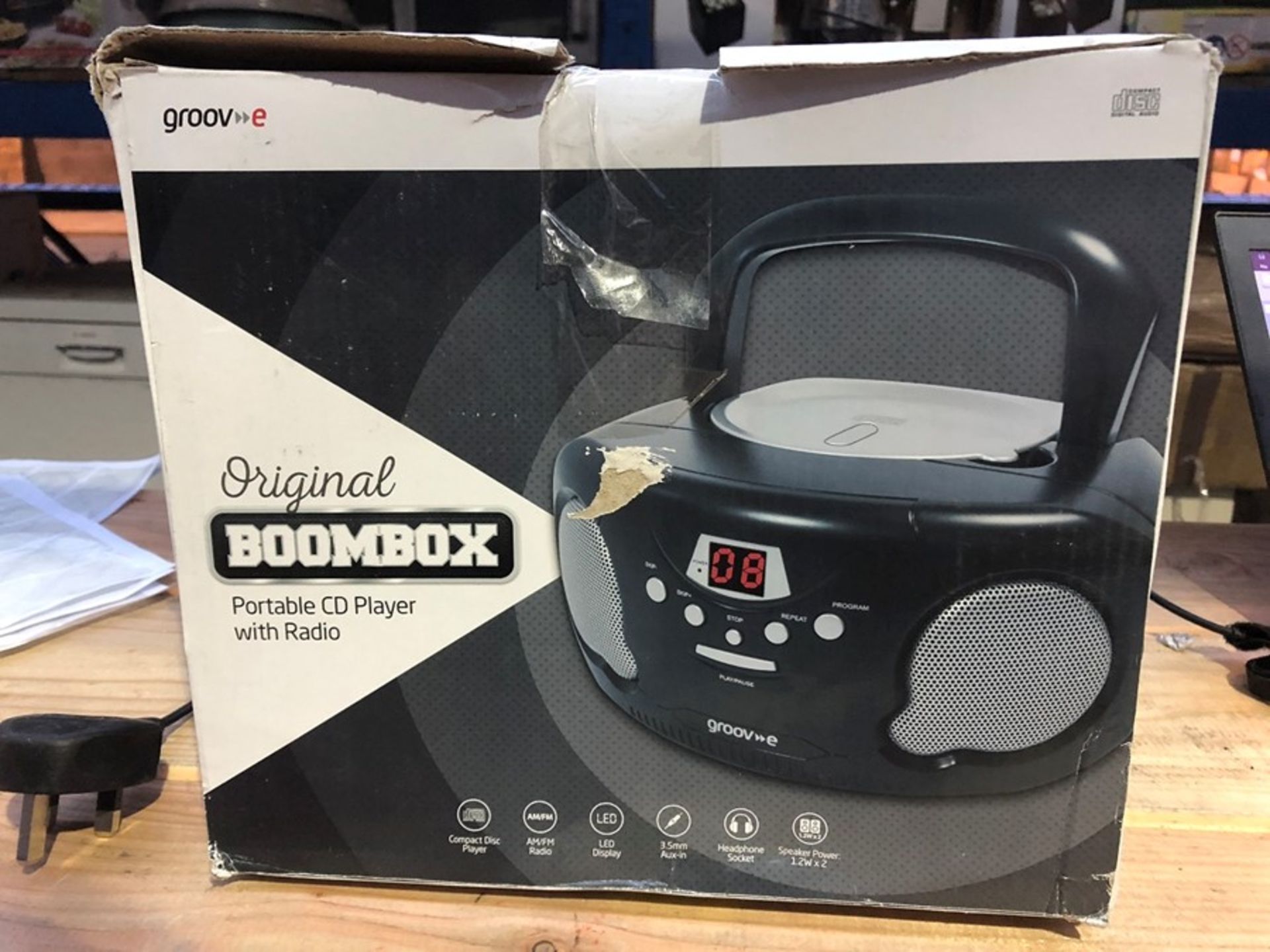 1 BOXED GROOV-E PORTABLE CD PLAYER WITH RADIO / RRP £34.99 (PUBLIC VIEWING AVAILABLE)
