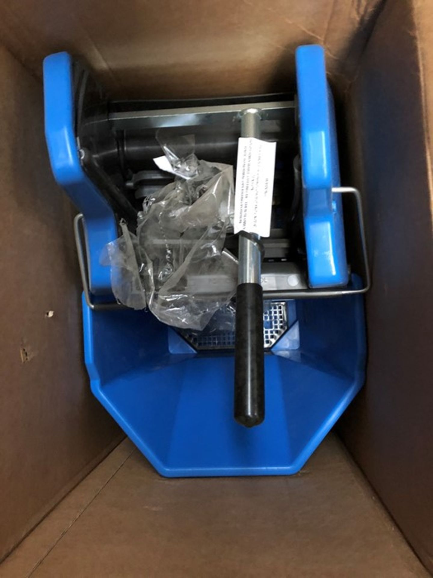 1 BOXED CLEANING BUCKET IN BLUE (PUBLIC VIEWING AVAILABLE)