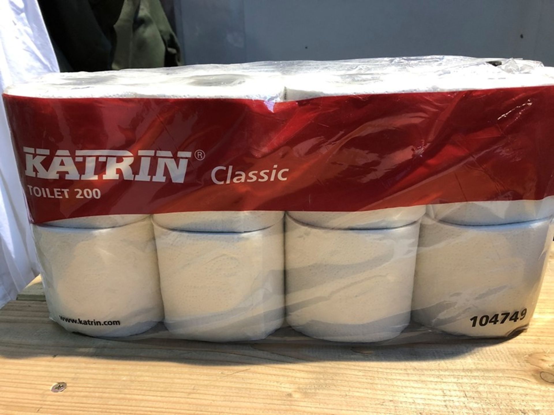 1 BAGGED 8 PACK OF TOILET ROLL / PN - 894 (PUBLIC VIEWING AVAILABLE)