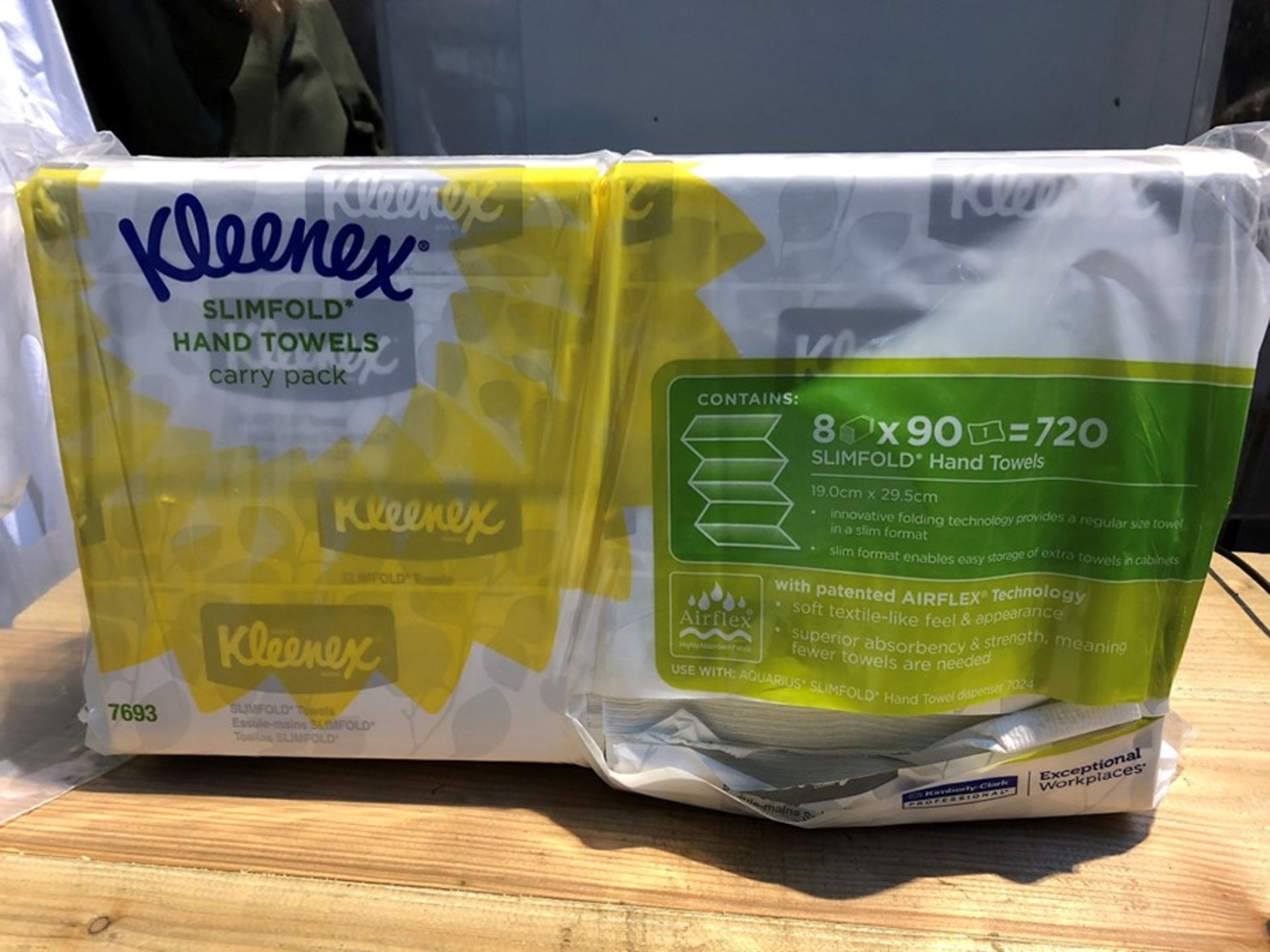 1 BAGGED 8 PACK OF KLEENEX SLIMFOLD HAND TOWELS IN WHITE - 90 SHEETS PER PACK / PN - 894 (PUBLIC