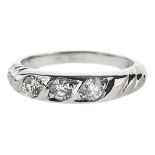 DIAMANT-RINGCharmanter Weissgold-Ring 18 kt., schauseitig besetzt mit 3 Diamanten von zus. ca. 0,