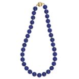 LAPISLAZULI-COLLIERCharmantes Collier aus 33 Lapislazuli-Kugeln von ø 12 mm, alternierend gereiht