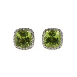 PERIDOT-DIAMANT-OHRSTECKERÄusserst apartes Weissgold-Modell 18 kt. Die Schauseite besetzt mit je 1