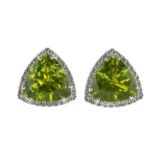 PERIDOT-DIAMANT-OHRSTECKERSchickes Paar aus Weissgold 18 kt. Die Schauseite besetzt mit je 1