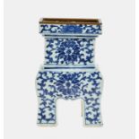 WEIHRAUCH-BRENNERChina, Qing-Dynastie, Ende 19. Jh.Porzellan, unterglasurblau bemalt,H: 21 cm- - -