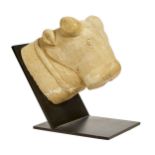 TIERFIGURSüdarabisch, 1. Jh. v. Chr.Stilisierter Bullenkopf.Kalkstein, gehauen,H: 21 cm, B: 19 cm,
