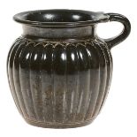 HENKELBECHERSüditalien, 4. Jh. v. Chr.Roter Keramikscherben, schwarz glasiert,H: 10 cmMinim