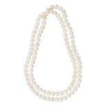 PERLEN-SAUTOIRKlassische Perlenkette aus 100 weissen Süsswasser-Zuchtperlen von ø ca. 8-9 mm. L: ca.