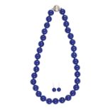 LAPISLAZULI-SETDekoratives Set aus Collier und Ohrsteckern. Die Kette bestehend aus 33 polierten