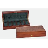 AUFBEWAHRUNGSBOXENTwo horizontal wood and green velvet fitted boxes for six gentleman's wristwatches