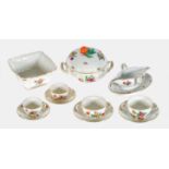 SERVICENymphenburg, 20. Jh.76 Teile: 1 Deckelterrine, 1 Saucière, 23 Speiseteller, 12 Dessertteller,