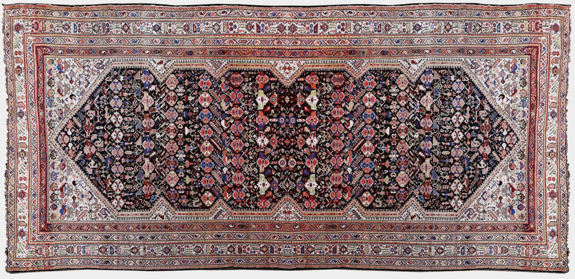 TEPPICHGamseh (Khamseh), alt.560x241 cmDer Teppich besticht durch den aussergewöhnlichen Dekor mit