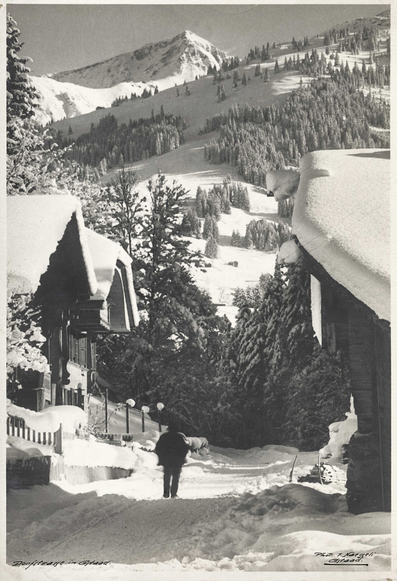 NAEGELI, JACQUES1885 Altnau 1971Dorfstrasse in Gstaad.Silbergelatineabzug,sig. u.r.,28x19 cm (BG)- -