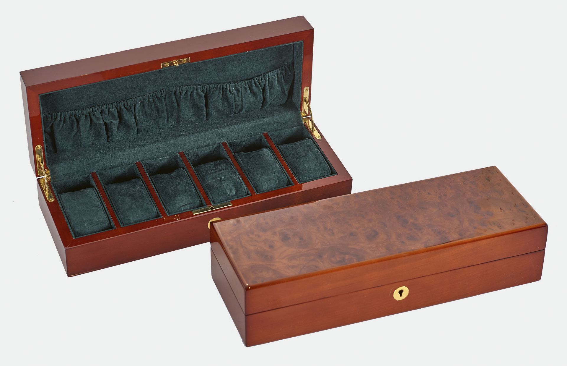 AUFBEWAHRUNGSBOXENTwo horizontal wood and green velvet fitted boxes for six gentleman's wristwatches