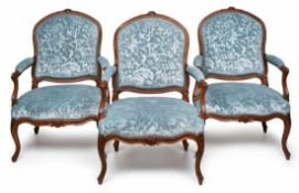 Satz von 3 Fauteuils, Louis XV,Frankreich um 1750-60. Nussbaum massiv. Geschweiftes profiliertes