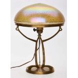 Tischlampe, Jugendstil, um 1900.Schirm aus farblosem Glas m. Pulverein- schmelzung, irisierend
