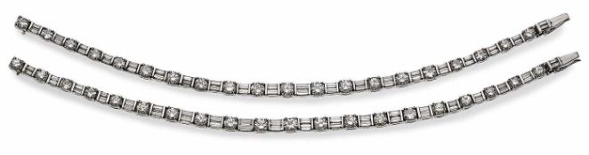 Paar Riviere-Armbänder um 1960Platin, besetzt mit 40 Brillianten von zus. ca. 8 ct und 80 Diamant-