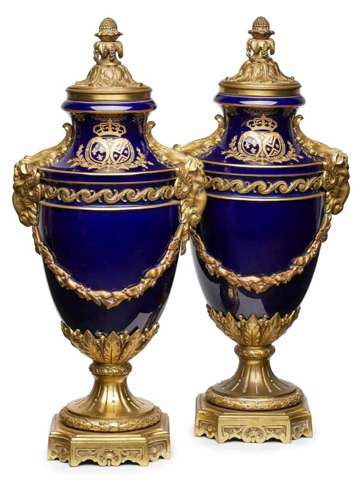Paar Urnenvasen, Louis XVI-Stil,Frankreich 19. Jh. Amphore m. stark gekehltem Hals auf Rd.fuß u.