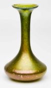 Enghalsvase mit Silbereinschmelzungen,Loetz Wwe. um 1900. Grünes Glas, innen m. Silberfolien-Ein-